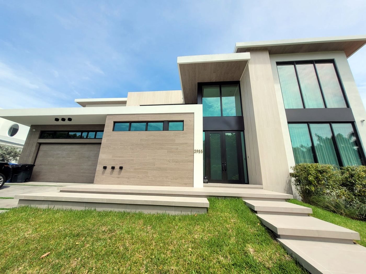 Miami Beach residence with a large-format porcelain facade