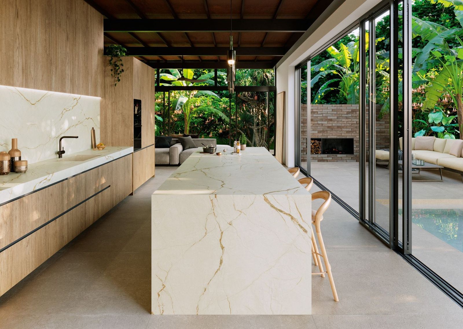 Kitchen island in Coverlam TOP Canela Roma opening onto a tropical garden